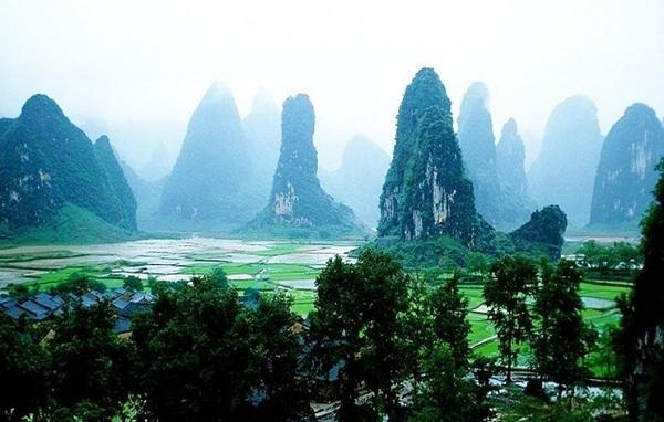 探索问题答案,上班途中因暴雨、大风天气原因受伤算工伤吗?为您解答